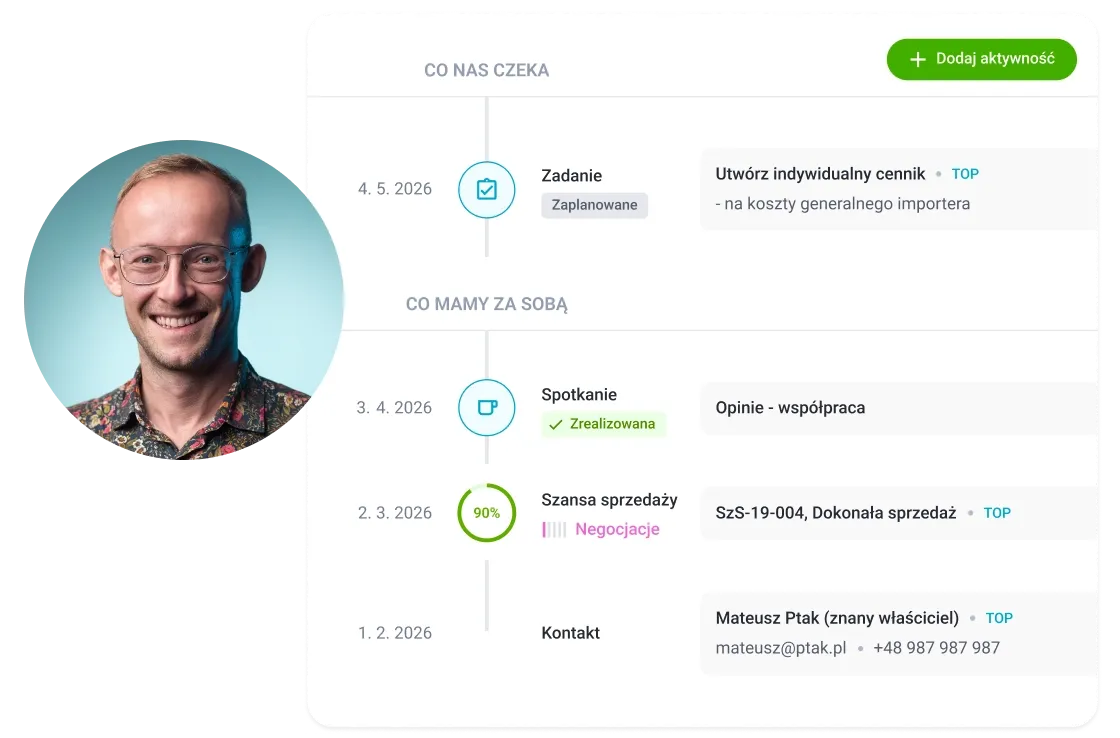 Smiling man with glasses alongside a digital task management interface displaying Polish text.