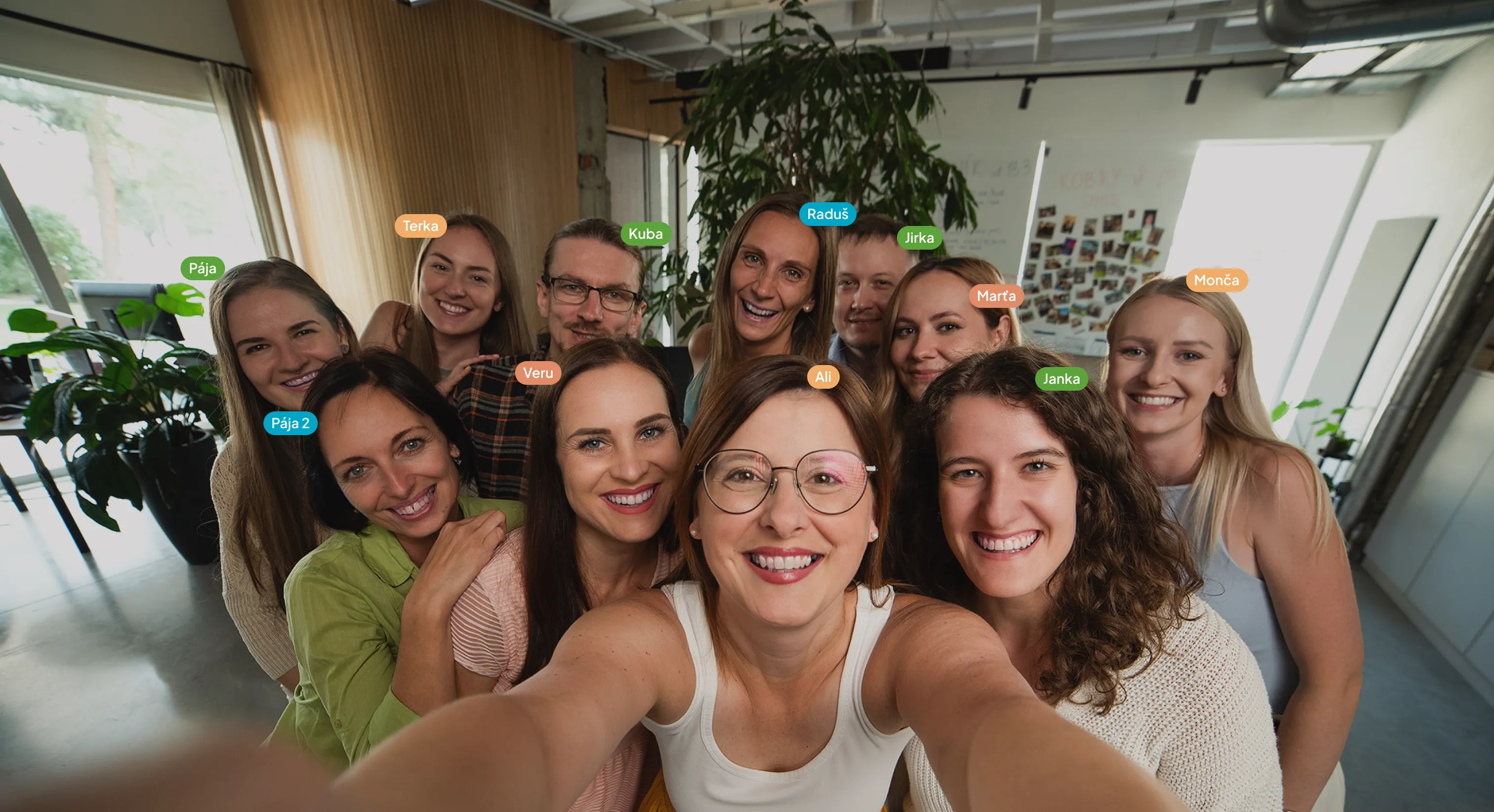 Tím Raynetu počas spoločnej selfie v kancelárii pri neformálnom pracovnom stretnutí.